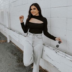 BLACK LONGSLEEVE TOP